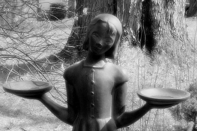 A Walk Through The Book "Midnight in the Garden of Good and Evil" - What’s Included—and What You Might Not Get Inside