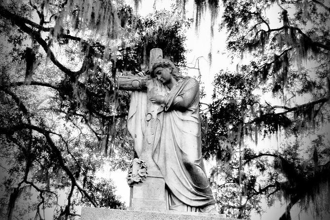 Bonaventure Cemetery Walking Tour with Transportation - How the guide tells stories (and what this tour avoids)