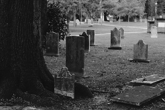 Genteel and Bard's Savannah Dark History and Ghost Encounter Walking Tour - Wright Square: Savannah’s first murder, told with specifics