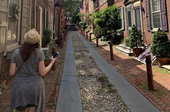 Mysteries on the Move: Scavenger Hunt in Savannah - Savannah Theater: Pulling Mystery Into the Streets