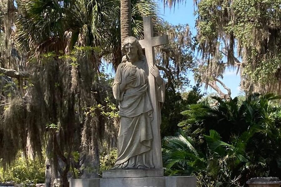 Savannah: Bonaventure Cemetery Golf Cart Guided Tour - What you actually see in one hour: famous residents and ornate details