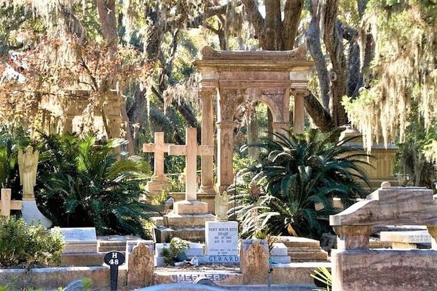 Savannah Bonaventure Walking Tour with Transportation - Victorian-era funerary practices, symbolism, and myth-busting