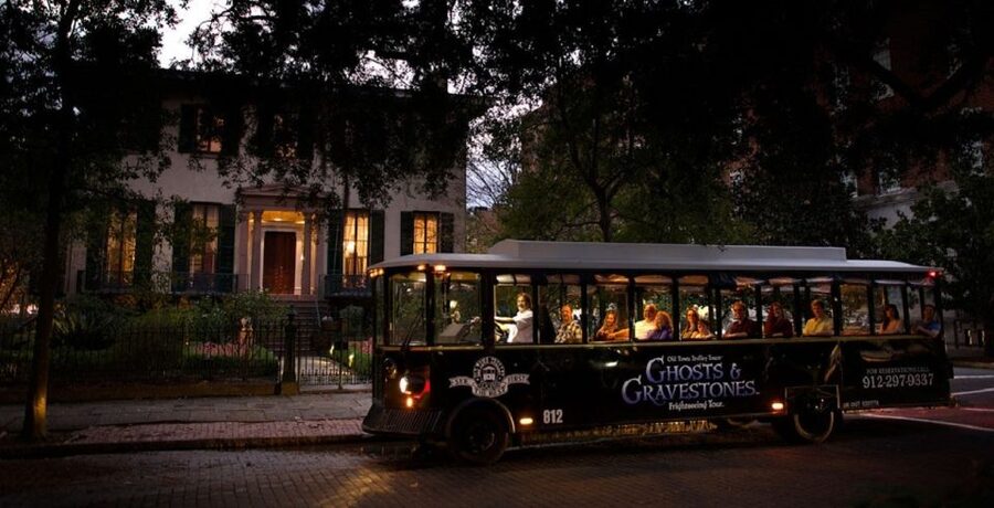 Savannah: Ghosts and Gravestones Tour with Low House Entry - Guides, Humor, and Acting Moments: When the Stories Actually Land
