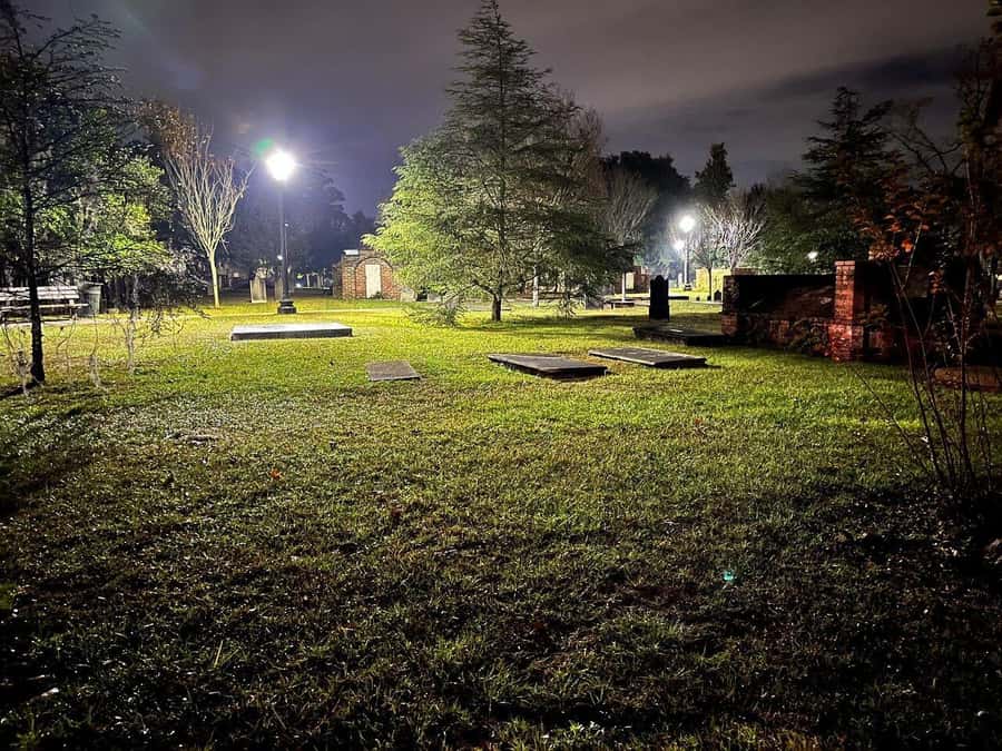 Savannah: Grave Tales Walking Tour - Rain, walking time, and comfort tips that actually matter