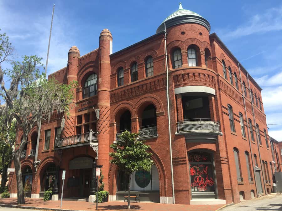 Savannah: Highlights Off the Beaten Path Guided Walking Tour - Passing Jingle Bells Church and SCAD, Then Chippewa Square for James Oglethorpe