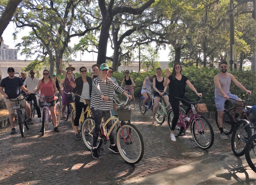 Savannah: Historical Bike Tour with Tour Guide - Live Oaks, Spanish Moss, and Forsyth Fountain Photo Moments