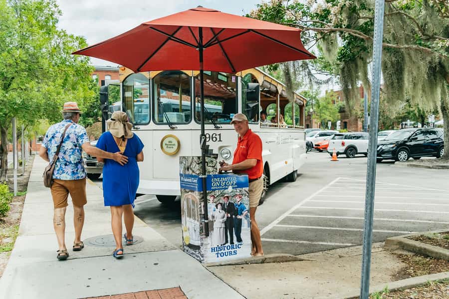 Savannah: Old Savannah Tours Historic Overview - Boarding at 217 W. Boundary Street: what your first 10 minutes should feel like