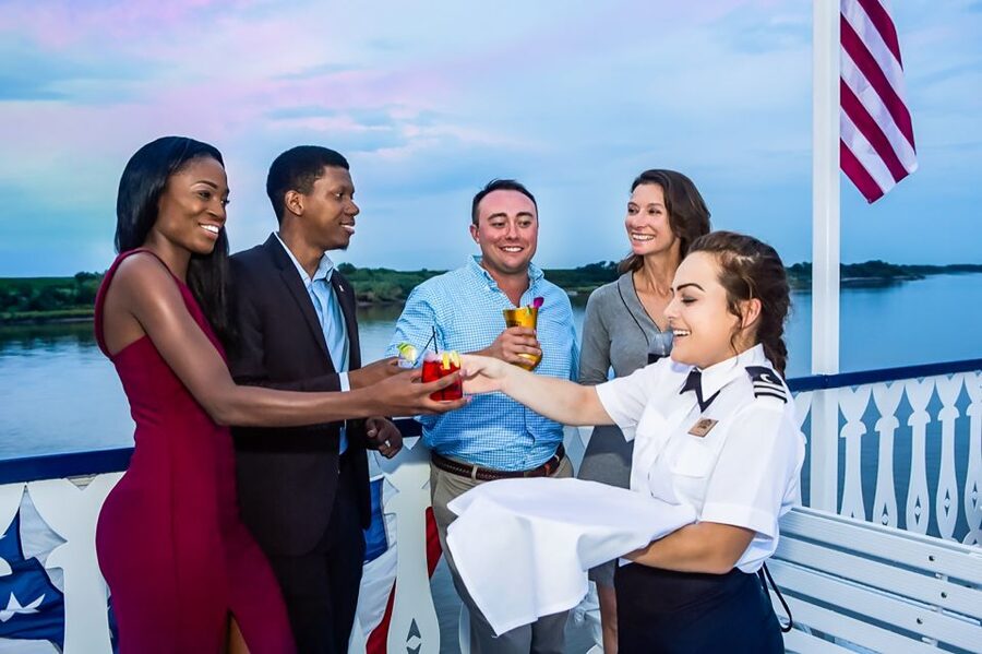Savannah: Riverboat Sunset Cruise - Live music and a dance-friendly layout (without forcing it)