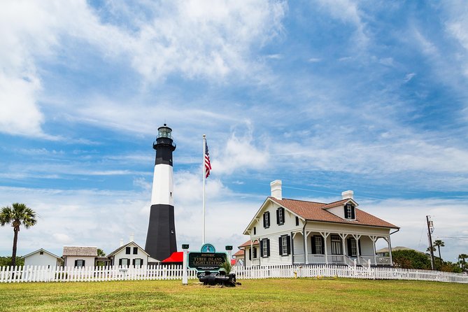 Savannah to Tybee Island with Dolphin Cruise - Lighthouse photos and beach time: what you get, and what you don’t