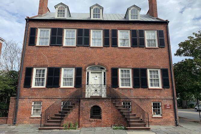 Self-Guided 'Old Squares of Savannah' Solo Walking Tour - Reynolds Square: Olde Pink House stories and malaria remembrance