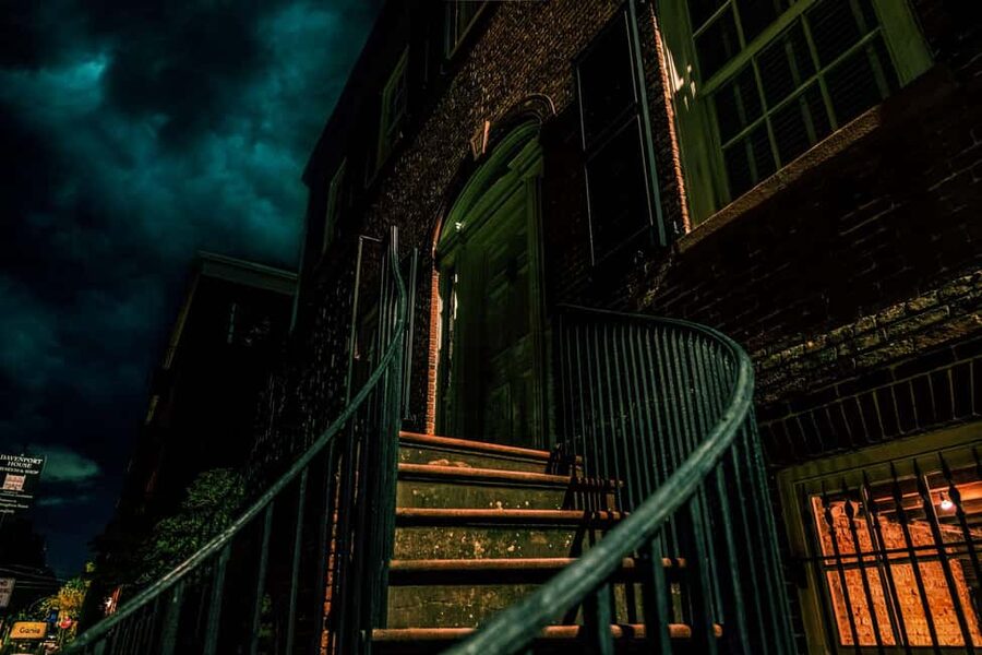 Sinister Sins & Shadows: A Savannah Ghost Tour - Haunted parks and squares: what lies beneath the walk
