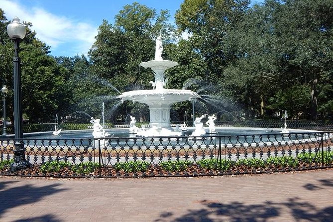Walking Tour of Savannah's Historic District - Historic homes and institutions you’ll recognize later