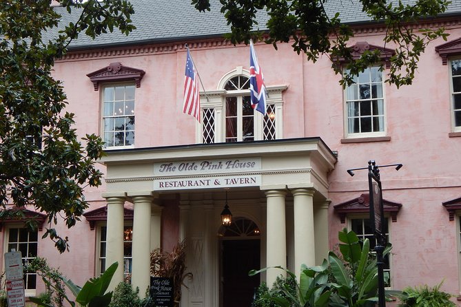 Walking Tour of Savannah's Historic District - Guides and the two most common impressions
