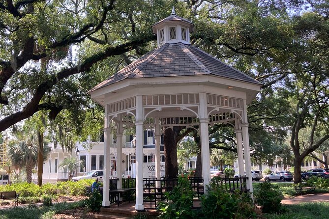 Walking Tour of Savannah's Must-See Sights - Monterey Square: mansions, a Gothic Revival synagogue, and Midnight lore